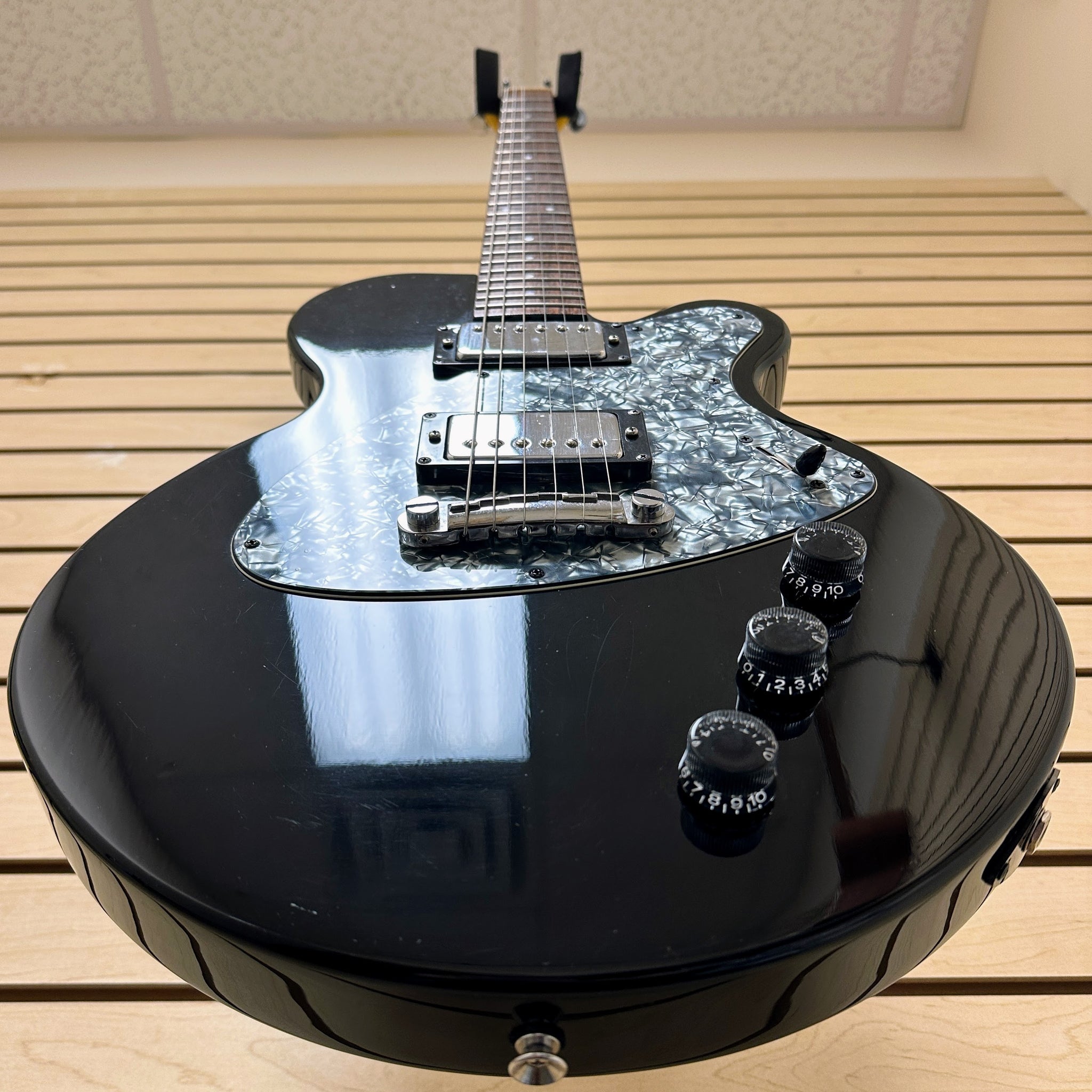 Yamaha AES500 Electric Guitar Black – Mountain Music